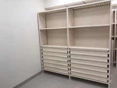 В магазин HERMES на Невском проспекте г. Санкт-Петербург, установлены мобильные и стационарные стеллажи